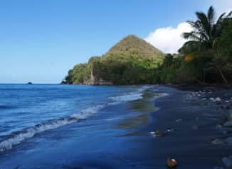 schwarzer-sandstrand-martinique