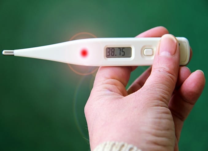 Das Foto zeigt ein Fieberthermometer das Fieber zeigt