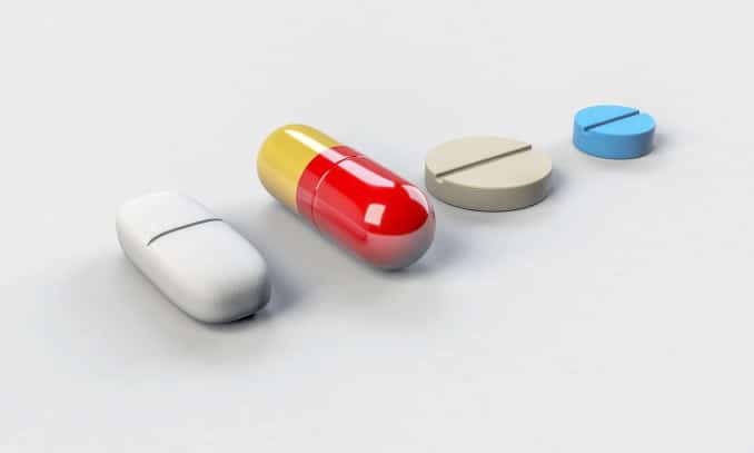 Das Foto zeigt verschiedene Tabletten und Medikamente