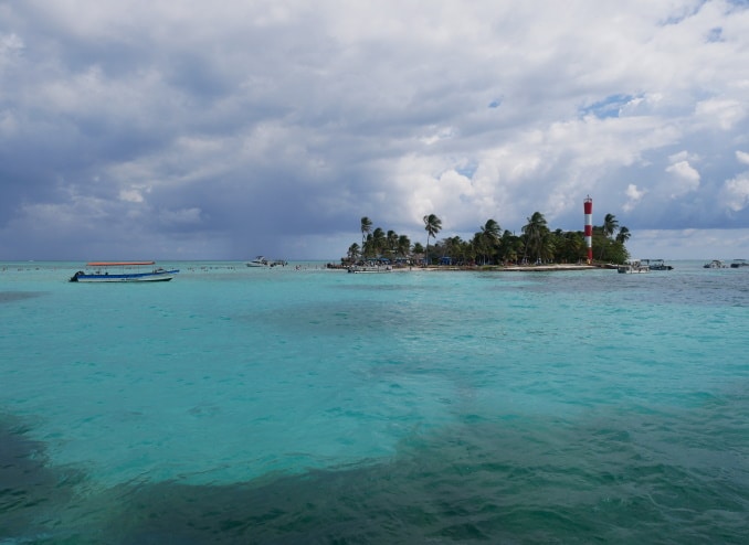 Das Foto zeigt eine Insel mit türkisfarbenem Wasser