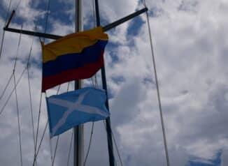 Das Foto zeigt zwei Flaggen, eine davon die kolumbianische