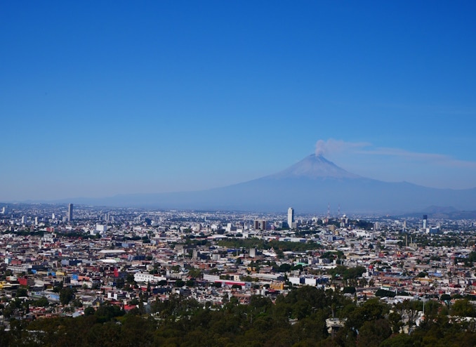 puebla_vor_dem_vulkan_popocatépetl