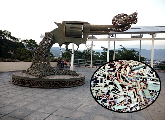 Denkmal einer Pistole mit verbogenen Lauf, gebaut aus alten Waffen