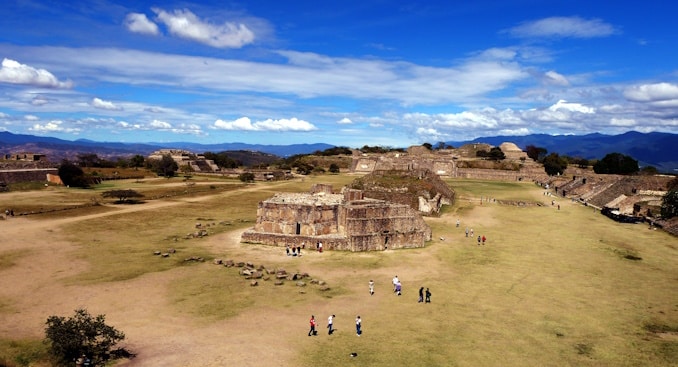 Hier wird die Groeße von Monte Alban wirklich ersichtlich