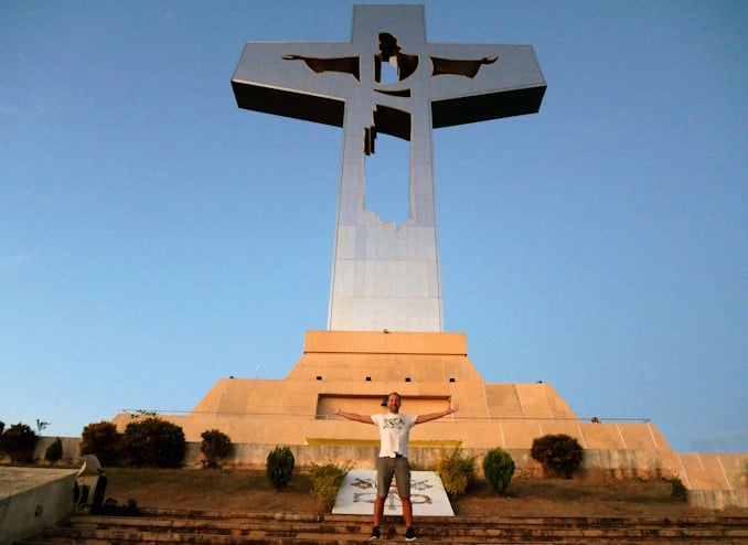 Hier stehe ich vor dem Christus-Kreuz