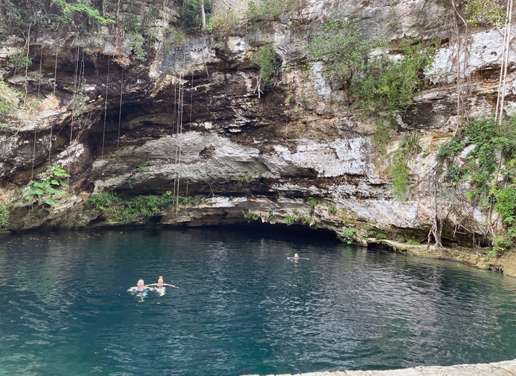 cenote_in_valladolit