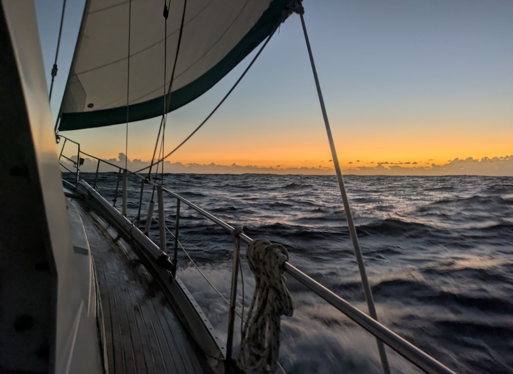 segeln_in_den_sonnenuntergang