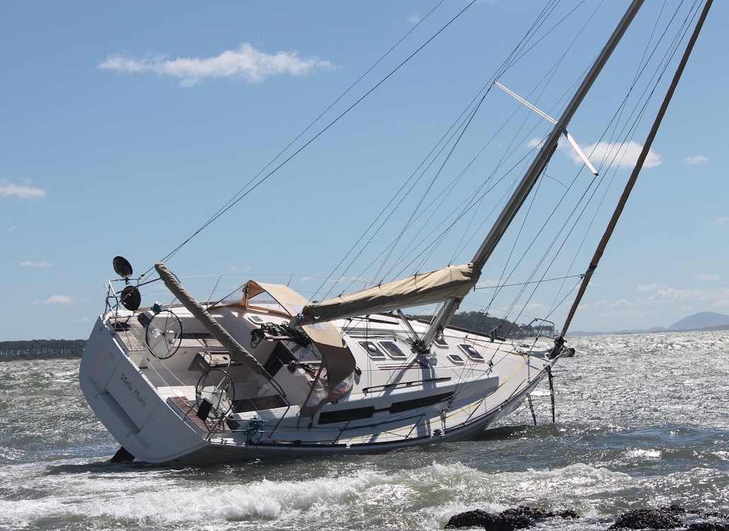 Das Foto zeigt ein Segelboot in Schräglage