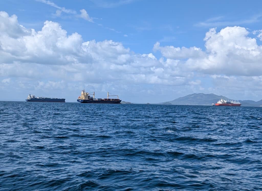 containerschifft_vor_panamakanal